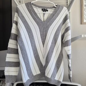 Chic Striped V-Neck Sweater in Gray and White
